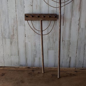 Rastrillo de heno primitivo corto, herramienta de campo de madera tamaño infantil, 40,6 cm de altura.