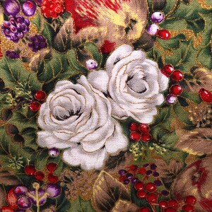 La magia del Natale di Woodrow Studio con rose bianche