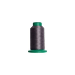 Puede incluir: Una bobina de hilo gris oscuro con base y parte superior verdes. El hilo está bien enrollado alrededor de la bobina, creando una forma cilíndrica suave. La imagen está sobre un fondo blanco limpio.