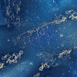 Puede incluir: Fondo abstracto de acuarela azul y dorado con textura moteada. El fondo es azul oscuro con motas de pintura dorada.