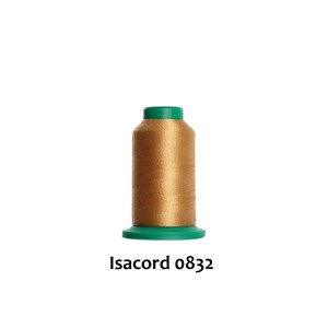 Puede incluir: Una bobina de hilo dorado con una bobina de plástico verde. La etiqueta en la bobina dice "Isacord 0832".