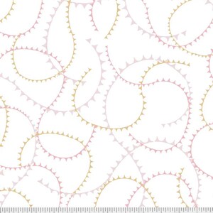 Può includere: Tessuto bianco con un motivo ripetuto di cerchi rosa e dorati a forma di conchiglia. I cerchi si sovrappongono e creano un effetto vorticoso.