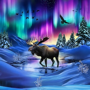 Puede incluir: Pintura digital de un alce caminando por un paisaje nevado bajo la aurora boreal. El cielo transita del púrpura al verde, con aves y un águila en vuelo. Pinos cubiertos de nieve y un arroyo helado completan la escena invernal.