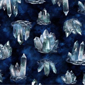 Pode incluir: Um padrão repetitivo de cristais em aquarela em tons de azul, verde-azulado e branco contra um fundo azul escuro. Os cristais variam em tamanho e forma, com bordas afiadas e pontiagudas e uma aparência translúcida. O tema geral é místico e celestial.