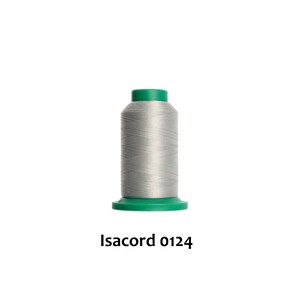 Op de afbeelding: Een spoel zilvergrijs garen met een groene kunststof spoel. Het label aan de onderkant luidt "Isacord 0124".