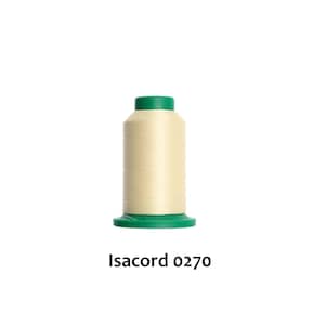 Puede incluir: Un carrete de hilo de bordar de color beige claro con una parte superior y una base de plástico verde. El carrete está etiquetado con el texto Isacord 0270 impreso en negro debajo del objeto. El hilo está enrollado firmemente alrededor.