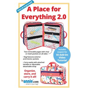 Op de afbeelding: Een A Place for Everything 2.0 opbergtas met een witte buitenkant met een kleurrijk abstract patroon en rode rasteraccenten. De tas opent om twee uitneembare pagina's met doorzichtige vinyl- en gaasvakken te onthullen, plus extra opbergruimte.
