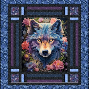 Könnte beinhalten: Eine quadratische Steppdecke mit einer detaillierten Illustration eines Wolfsgesichts, umgeben von Blumen. Der Wolf hat blaues, lila und weißes Fell mit gelben Augen. Die Steppdecke hat einen dunkelblauen Rand mit floralen Mustern und einen schwarzen Rahmen mit lila und blauen Streifen.