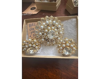 Vintage duty, Lee pearl clustered brooch with matching earrings clipped