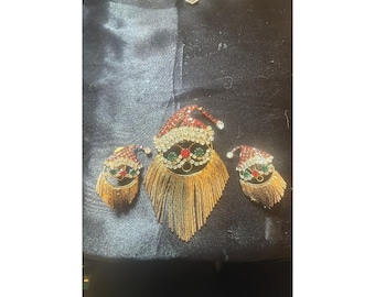 This vintage Butler Christmas brooch set