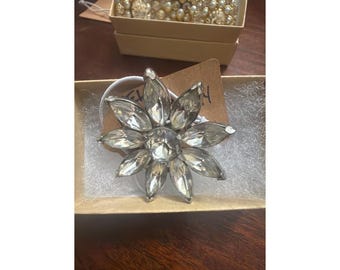 Vintage Kramer of New York Silvertone flower brooch