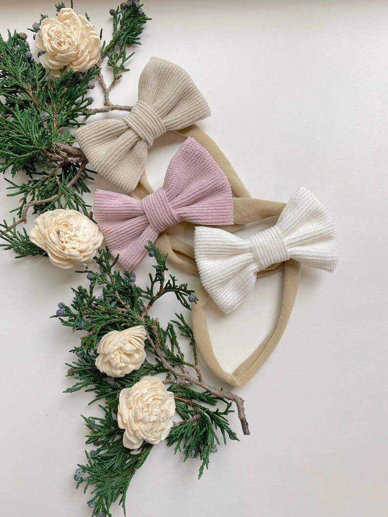 Puede incluir: Tres diademas de tela con lazos en beige, rosa y blanco. Las diademas est&aacute;n hechas de un material suave y el&aacute;stico y son perfectas para a&ntilde;adir un toque de estilo a cualquier atuendo.