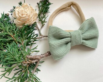 Lazo de pana verde salvia para bebé: diadema de nailon suave