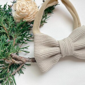 Puede incluir: Una diadema de terciopelo de pana beige con un lazo anudado. La diadema est&aacute; hecha de un material suave y el&aacute;stico, perfecta para beb&eacute;s y ni&ntilde;os peque&ntilde;os.