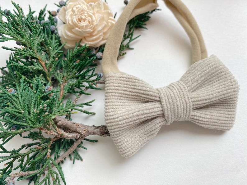Puede incluir: Una diadema de terciopelo de pana beige con un lazo anudado. La diadema est&aacute; hecha de un material suave y el&aacute;stico, perfecta para beb&eacute;s y ni&ntilde;os peque&ntilde;os.