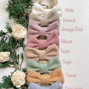 Puede incluir: Ocho lazos para el pelo de pana de diferentes colores con diademas el&aacute;sticas a juego. Los colores son blanco, natural, rosa antiguo, malva, topo, salvia, camel y azul periwinkle.