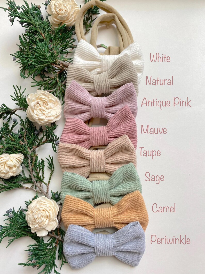 Puede incluir: Ocho lazos para el pelo de pana de diferentes colores con diademas el&aacute;sticas a juego. Los colores son blanco, natural, rosa antiguo, malva, topo, salvia, camel y azul periwinkle.