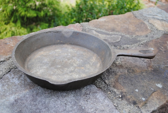 Vintage Cast Iron Skillet Frying Pan Medium Kitchen Cooking Country Decor 