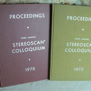 Peut inclure: Deux livres, l'un brun et l'autre vert, avec le titre "Proceedings" et le texte "Third Annual Stereoscan Colloquium 1970" et "Fifth Annual Stereoscan Colloquium 1972".