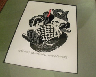 Peut inclure: Illustration en noir et blanc d'un enfant dormant dans un lit avec une couverture à carreaux. L'illustration est intitulée "Colonial Christmas" et signée "McDonough".