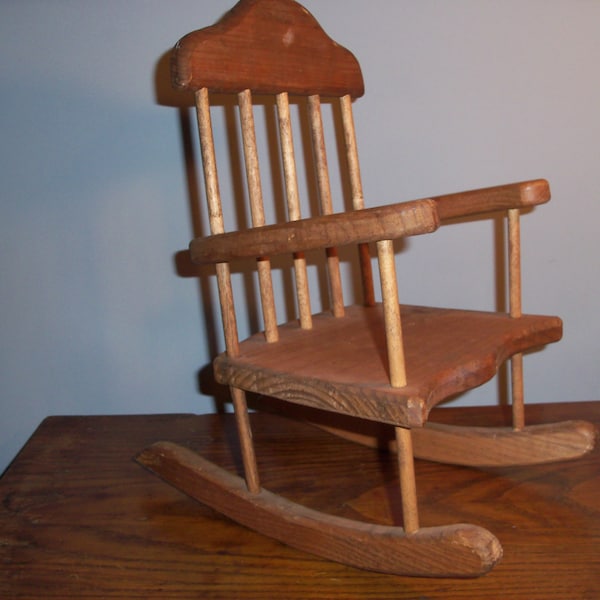 Chaise berçante pour petit enfant Maison de poupée en bois faite à la main Primitive