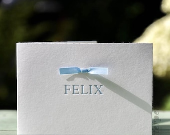 Geboortekaartje Oud Hollands papier met geknoopte bow tie strik
