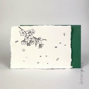 Bloesemtak met groene enveloppe