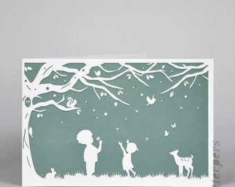 Jongen en meisje in de tuin