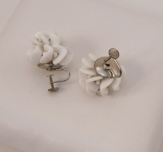 White milk glass screw back earrings vintage 1940… - image 2