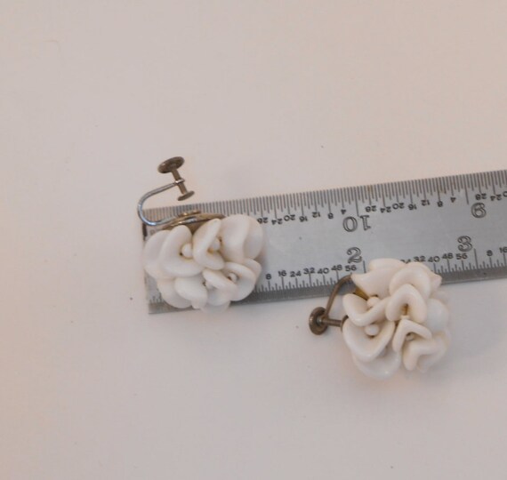 White milk glass screw back earrings vintage 1940… - image 3