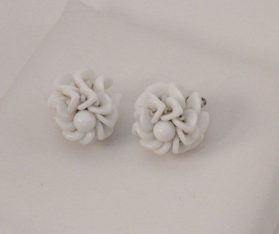 White milk glass screw back earrings vintage 1940… - image 1