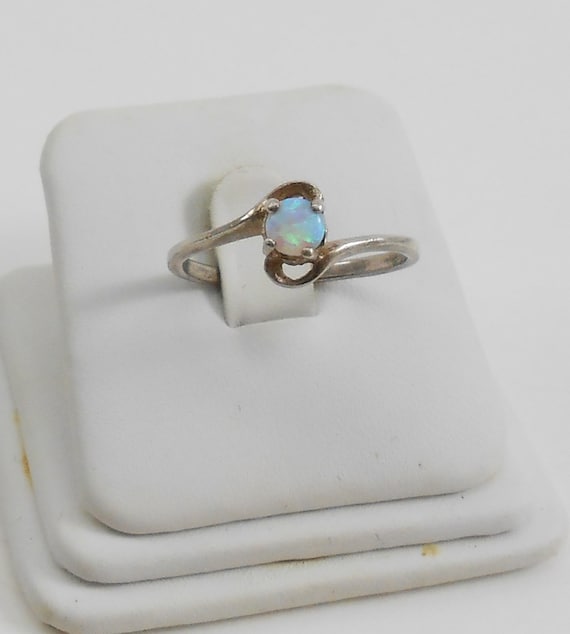 White opal ring set into sterling silver, Simple O
