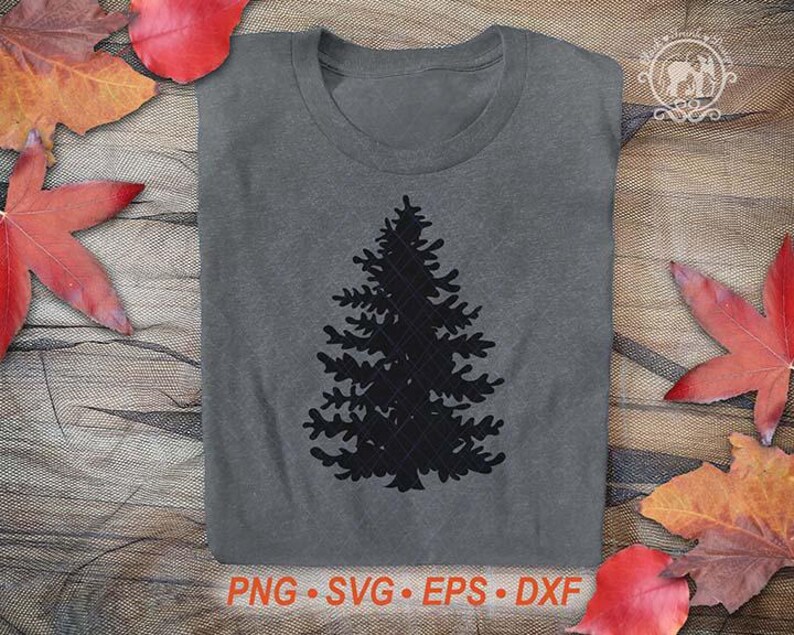 Puede incluir: Una camiseta gris con una silueta negra de un pino. La camiseta tiene cuello redondo y mangas cortas. La parte inferior de la imagen muestra el texto "PNG &bull; SVG &bull; EPS &bull; DXF". Hojas de oto&ntilde;o rojas y naranjas est&aacute;n esparcidas alrededor de la camiseta.