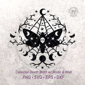 Puede incluir: Un diseño gráfico negro que presenta una polilla central con una marca de calavera en el tórax, colocada frente a una telaraña. El diseño incluye una luna creciente, estrellas, ramas de árbol desnudas y fases lunares. Texto: Celestial Death Moth w/ Moon & Web PNG SVG EPS DXF.