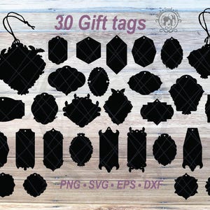 Puede incluir: Una colección de 30 etiquetas de regalo en silueta negra con diversas formas ornamentadas y geométricas, cada una con un pequeño orificio para colgar. El texto 30 Gift tags y PNG SVG EPS DXF aparece en morado claro sobre madera clara.