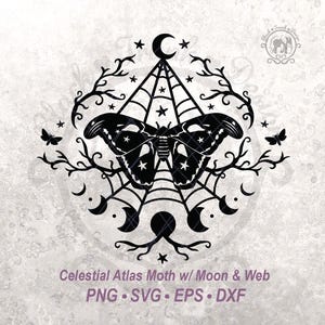 Puede incluir: Una ilustración gráfica negra que presenta una polilla atlas central sobre una telaraña, rodeada de ramas desnudas, estrellas y fases lunares. El texto debajo dice Celestial Atlas Moth w/ Moon & Web PNG SVG EPS DXF.