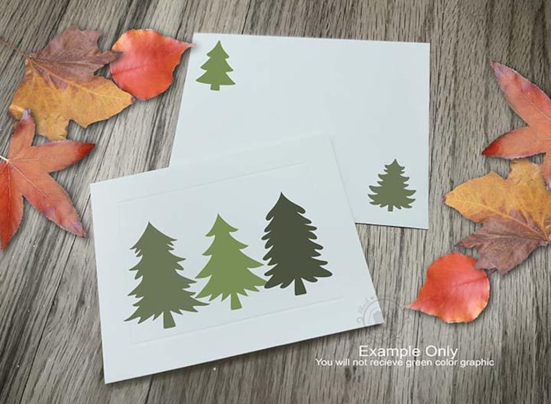 Puede incluir: Juego de papeler&iacute;a blanco con dise&ntilde;os de abetos verdes. El juego incluye una tarjeta con tres &aacute;rboles y un sobre con un solo &aacute;rbol. Hojas de oto&ntilde;o en tonos rojos, naranjas y amarillos rodean la papeler&iacute;a sobre una superficie de madera.