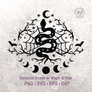 Puede incluir: Un diseño gráfico negro con una serpiente central enroscada en una telaraña, rodeada de ramas desnudas, estrellas, una luna creciente y dos murciélagos. Debajo hay un ciclo de fases lunares. El texto dice Celestial Snake w/ Moon & Web PNG SVG EPS DXF.