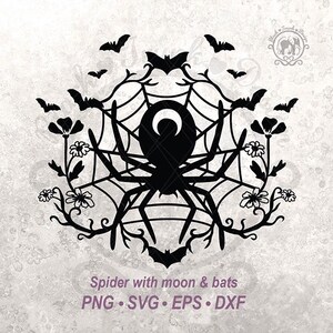 Puede incluir: Un diseño gráfico negro que muestra una araña central con una luna creciente en el abdomen, situada en una telaraña. El diseño está rodeado de ramas florales y murciélagos voladores. El texto dice: Spider with moon & bats PNG • SVG • EPS • DXF.