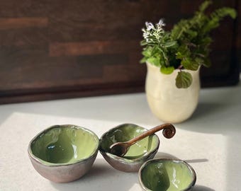 Juego de cuencos de cerámica hechos a mano con cuchara, cuencos de gres con esmalte verde para preparación de alimentos.