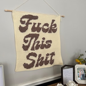 かぎ針編みのタペストリーパターン - Fuck This Shit 壁掛け、かぎ針編みのタペストリー