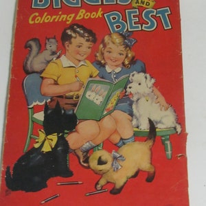 Puede incluir: Una portada de libro para colorear vintage con el t&iacute;tulo "Biggest and Best Coloring Book". La portada presenta a dos ni&ntilde;os, un ni&ntilde;o y una ni&ntilde;a, sentados en sillas con sus mascotas. El ni&ntilde;o sostiene un libro para colorear y un l&aacute;piz, mientras que la ni&ntilde;a mira el libro. Las mascotas incluyen una ardilla, un perro negro, un perro blanco y un gato.