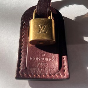 Authentisches Vintage LV Lock & LV Hang Tag Louis Vuitton Gepäckanhänger und Schloss #307
