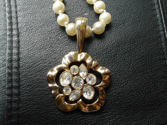 Vintage Pearl Necklace 80s Jewelry 5 Star 5 Petal Flower Necklace SAL S A L Designer Jewelry Faux Pearl Necklace Minimalist Necklace