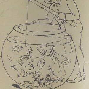 Puede incluir: Un dibujo en blanco y negro de una persona pescando en una pecera. La persona lleva un sombrero y sostiene una ca&ntilde;a de pescar. Hay tres peces en la pecera.