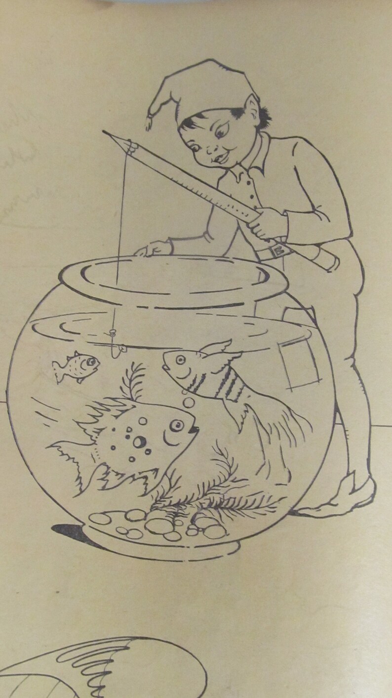 Puede incluir: Un dibujo en blanco y negro de una persona pescando en una pecera. La persona lleva un sombrero y sostiene una ca&ntilde;a de pescar. Hay tres peces en la pecera.