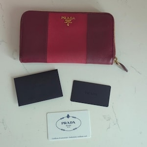 Cartera larga Prada Cartera de piel saffiano Cartera Prada con cremallera Cartera Prada rosa burdeos Cartera larga Prada Certificado de autenticidad Tarjeta