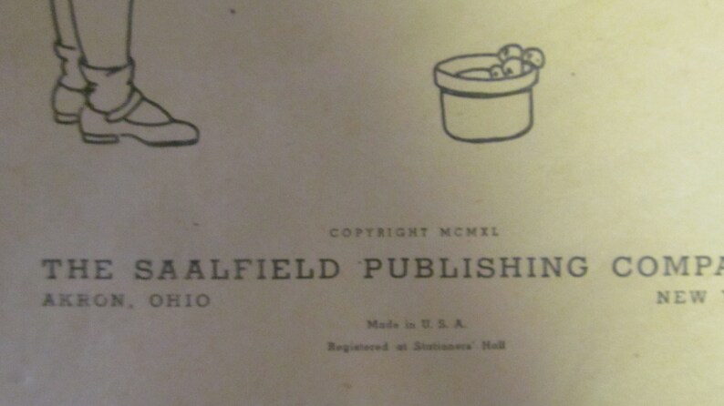 Puede incluir: Ilustraci&oacute;n en blanco y negro de un ni&ntilde;o con un vestido y zapatos, sosteniendo un cubo con bayas. El texto "COPYRIGHT MCMXL THE SAALFIELD PUBLISHING COMPA AKRON, OHIO Made in U.S.A. Registered at Stationers Hall NEW" est&aacute; impreso debajo de la ilustraci&oacute;n.