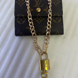 Authentisches Vintage LV Lock & Key Chunky Gold Kette Louis Vuitton Gepäckschloss und Schlüssel # 312
