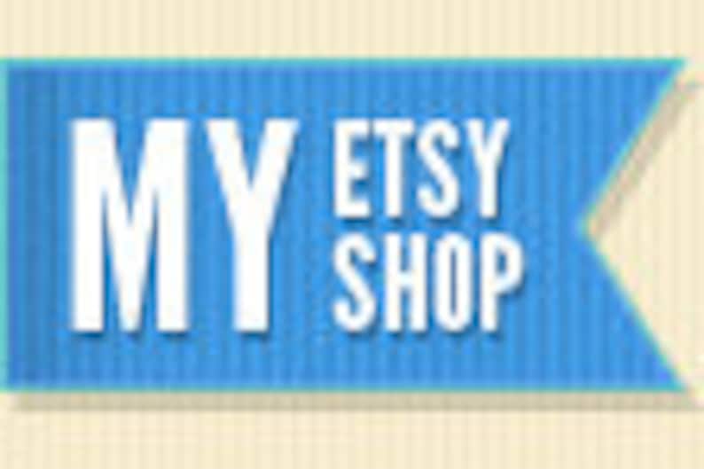 Pu&ograve; includere: Striscione blu con il testo "MY ETSY SHOP" in lettere bianche.